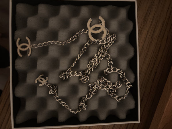 CHANEL - Chanel white and silver chain belt CCs
