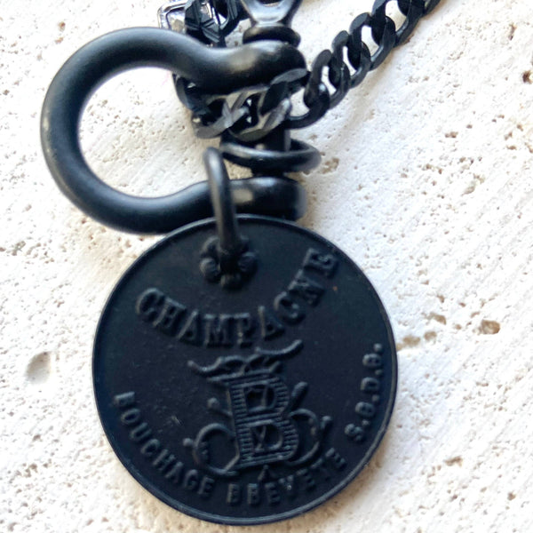 Edgy glam French champagne coin shackle necklace : Matte black
