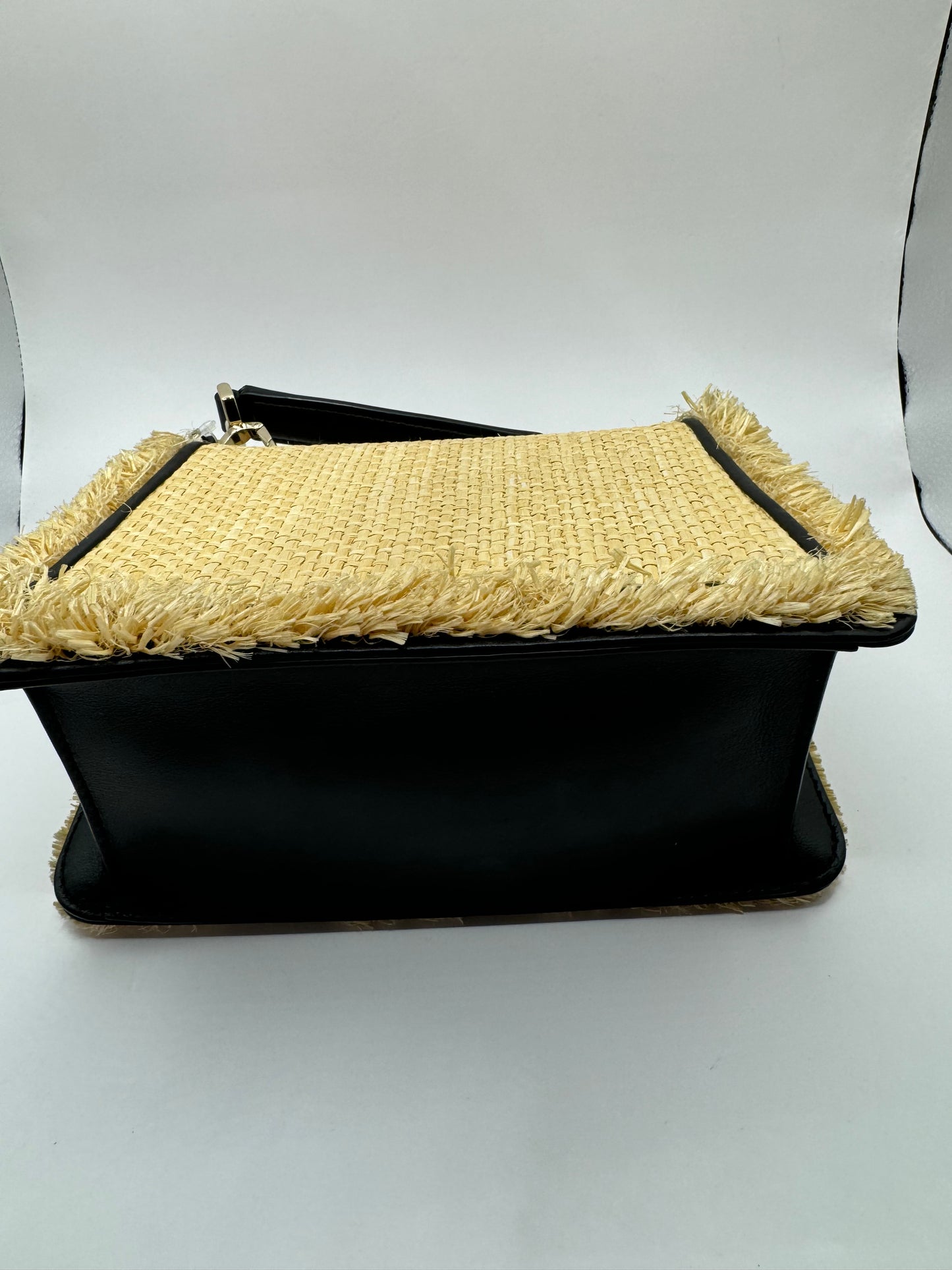 Bvlgari
Preloved raffia serpenti diamond blast crossbody/top handle bag