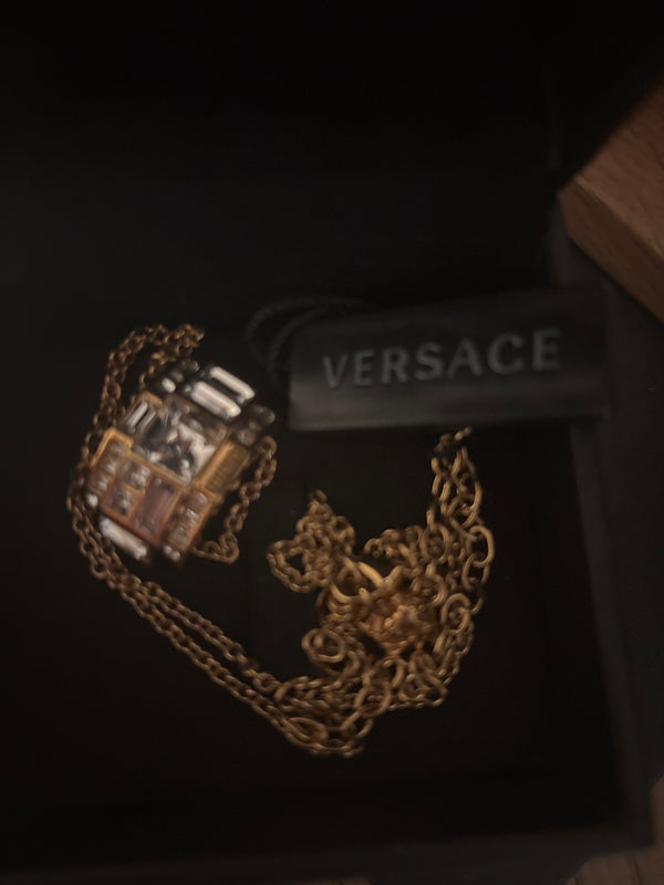VERSACE
CRYSTAL ROSE WINDOW NECKLACE IN GOLD