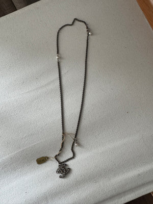 Chanel Necklace CC crystals with pearl detail in chain