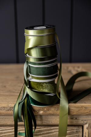 Ribbon Emerald Green Velvet Holiday Decor: Medium