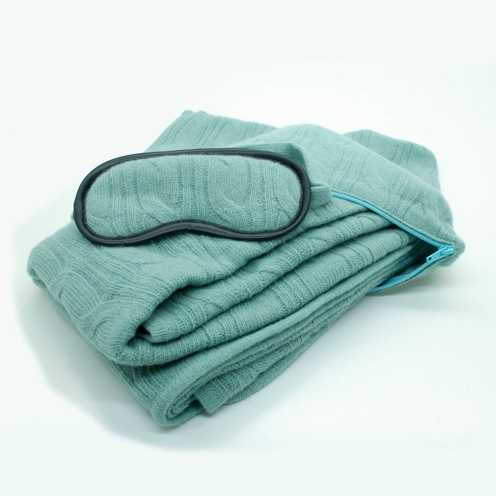 Travel set lambswool with cables: BALTIC BLUE